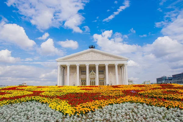 Tatil sırasında Astana şehrinden geçerek, Kazakistan   