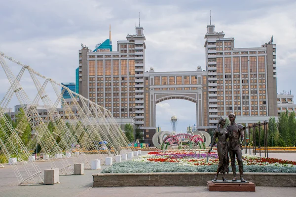 Tatil sırasında Astana şehrinden geçerek, Kazakistan   