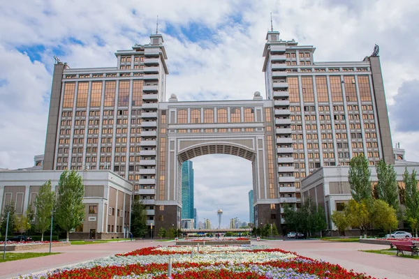 Tatil sırasında Astana şehrinden geçerek, Kazakistan   