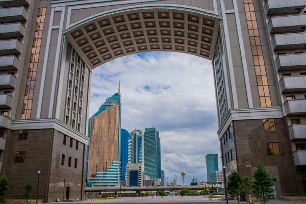 Tatil sırasında Astana şehrinden geçerek, Kazakistan   