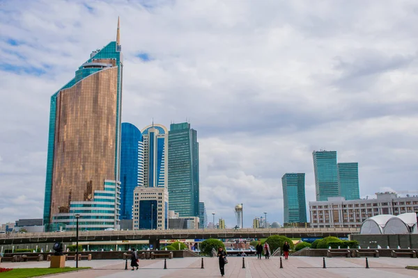 Tatil sırasında Astana şehrinden geçerek, Kazakistan   