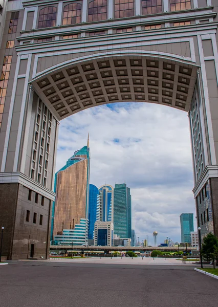 Tatil sırasında Astana şehrinden geçerek, Kazakistan   