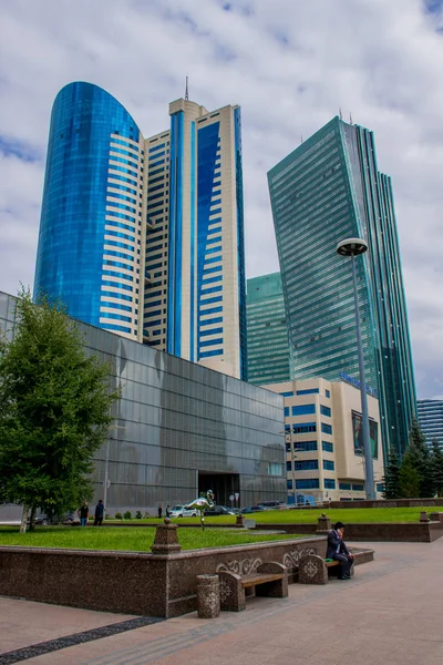 Tatil sırasında Astana şehrinden geçerek, Kazakistan   