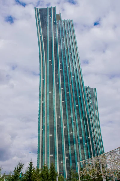 Tatil sırasında Astana şehrinden geçerek, Kazakistan   