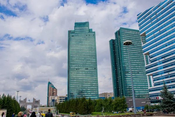 Tatil sırasında Astana şehrinden geçerek, Kazakistan   