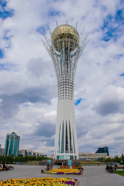 Tatil sırasında Astana şehrinden geçerek, Kazakistan   