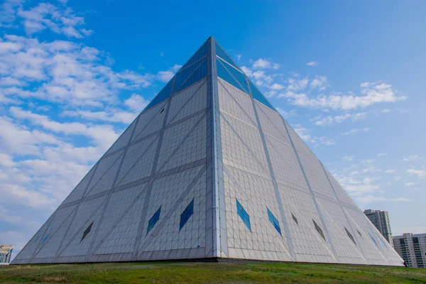 Gündüz Astana şehrinden geçerek, Kazakistan  