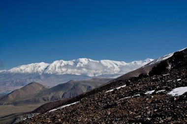 Kaşgar şehri yakınlarındaki Çin Pamir dağları. Orta Asya'da aktif yaşam, tırmanma, yürüyüş ve trekking için en iyi yer.