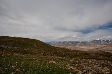 Kaşgar şehri yakınlarındaki Çin Pamir dağları. Orta Asya'da aktif yaşam, tırmanma, yürüyüş ve trekking için en iyi yer.