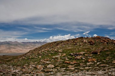 Kaşgar şehri yakınlarındaki Çin Pamir dağları. Orta Asya'da aktif yaşam, tırmanma, yürüyüş ve trekking için en iyi yer.