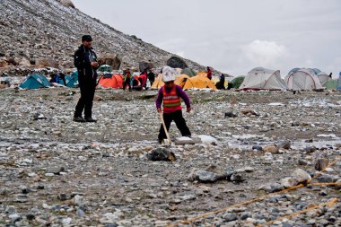 Sincan - Çin - Temmuz 2012: Kaşgar kenti yakınlarındaki Çin Pamir dağ yolda Turistler. Orta Asya'da aktif yaşam, tırmanma, yürüyüş ve trekking için en iyi yer
