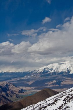 Kaşgar şehri yakınlarındaki Çin Pamir dağları. Orta Asya'da aktif yaşam, tırmanma, yürüyüş ve trekking için en iyi yer.