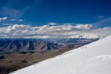 Kaşgar şehri yakınlarındaki Çin Pamir dağları. Orta Asya'da aktif yaşam, tırmanma, yürüyüş ve trekking için en iyi yer.