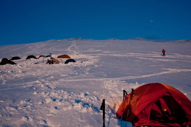 Sincan - Çin - Temmuz 2012: Kaşgar kenti yakınlarındaki Çin Pamir dağ yolda Turistler. Orta Asya'da aktif yaşam, tırmanma, yürüyüş ve trekking için en iyi yer