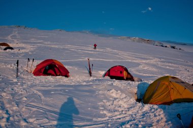 Sincan - Çin - Temmuz 2012: Kaşgar kenti yakınlarındaki Çin Pamir dağ yolda Turistler. Orta Asya'da aktif yaşam, tırmanma, yürüyüş ve trekking için en iyi yer