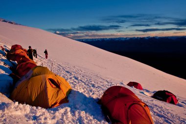 Sincan - Çin - Temmuz 2012: Kaşgar kenti yakınlarındaki Çin Pamir dağ yolda Turistler. Orta Asya'da aktif yaşam, tırmanma, yürüyüş ve trekking için en iyi yer