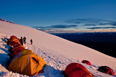 Sincan - Çin - Temmuz 2012: Kaşgar kenti yakınlarındaki Çin Pamir dağ yolda Turistler. Orta Asya'da aktif yaşam, tırmanma, yürüyüş ve trekking için en iyi yer