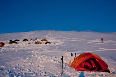 Sincan - Çin - Temmuz 2012: Kaşgar kenti yakınlarındaki Çin Pamir dağ yolda Turistler. Orta Asya'da aktif yaşam, tırmanma, yürüyüş ve trekking için en iyi yer