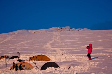 Sincan - Çin - Temmuz 2012: Kaşgar kenti yakınlarındaki Çin Pamir dağ yolda Turistler. Orta Asya'da aktif yaşam, tırmanma, yürüyüş ve trekking için en iyi yer