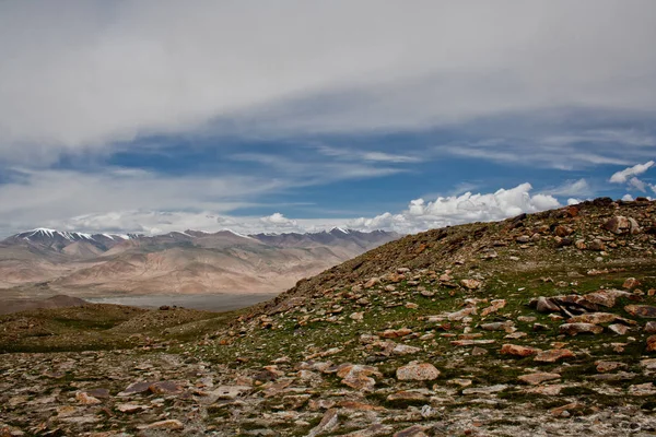 Kaşgar şehri yakınlarındaki Çin Pamir dağları. Orta Asya'da aktif yaşam, tırmanma, yürüyüş ve trekking için en iyi yer.