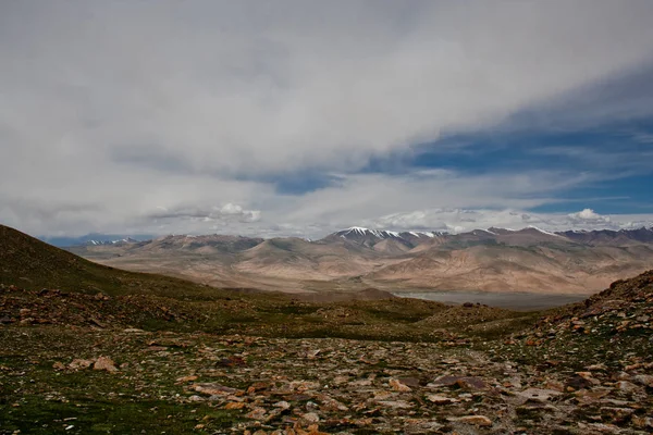 Kaşgar şehri yakınlarındaki Çin Pamir dağları. Orta Asya'da aktif yaşam, tırmanma, yürüyüş ve trekking için en iyi yer.