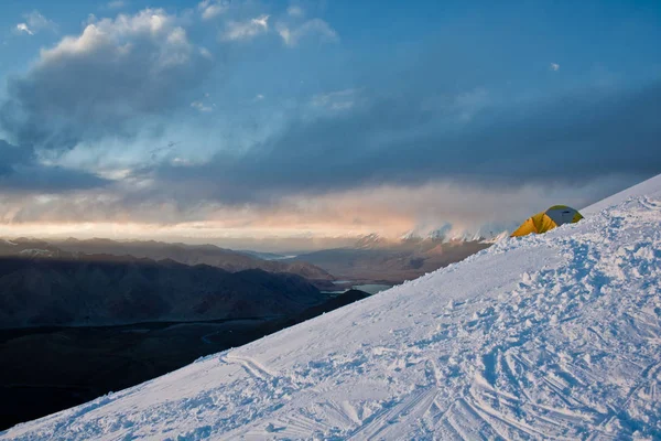 Sincan - Çin - Temmuz 2012: Kaşgar kenti yakınlarındaki Çin Pamir dağ yolda Turistler. Orta Asya'da aktif yaşam, tırmanma, yürüyüş ve trekking için en iyi yer
