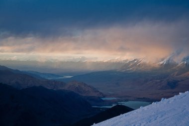 Kaşgar şehri yakınlarındaki Çin Pamir dağları. Orta Asya'da aktif yaşam, tırmanma, yürüyüş ve trekking için en iyi yer.