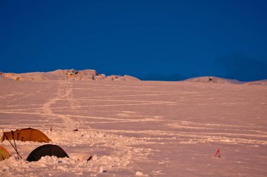 Sincan - Çin - Temmuz 2012: Kaşgar kenti yakınlarındaki Çin Pamir dağ yolda Turistler. Orta Asya'da aktif yaşam, tırmanma, yürüyüş ve trekking için en iyi yer