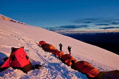 Sincan - Çin - Temmuz 2012: Kaşgar kenti yakınlarındaki Çin Pamir dağ yolda Turistler. Orta Asya'da aktif yaşam, tırmanma, yürüyüş ve trekking için en iyi yer