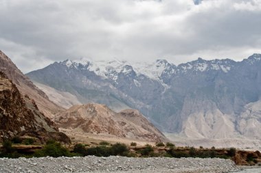 Kaşgar şehri yakınlarındaki Çin Pamir dağları. Orta Asya'da aktif yaşam, tırmanma, yürüyüş ve trekking için en iyi yer.