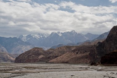 Kaşgar şehri yakınlarındaki Çin Pamir dağları. Orta Asya'da aktif yaşam, tırmanma, yürüyüş ve trekking için en iyi yer.