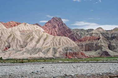 Kaşgar şehri yakınlarındaki Çin Pamir dağları. Orta Asya'da aktif yaşam, tırmanma, yürüyüş ve trekking için en iyi yer.