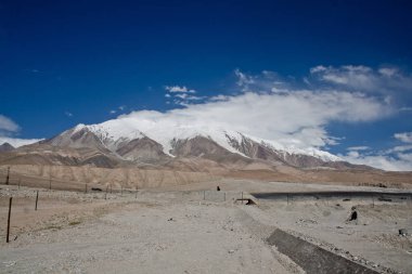 Kaşgar şehri yakınlarındaki Çin Pamir dağları. Orta Asya'da aktif yaşam, tırmanma, yürüyüş ve trekking için en iyi yer.