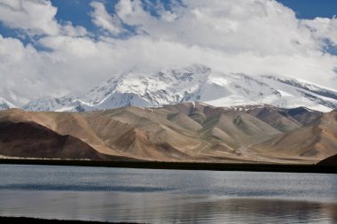 Kaşgar şehri yakınlarındaki Çin Pamir dağları. Orta Asya'da aktif yaşam, tırmanma, yürüyüş ve trekking için en iyi yer.