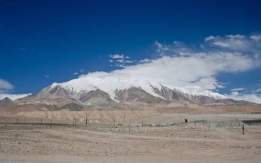 Kaşgar şehri yakınlarındaki Çin Pamir dağları. Orta Asya'da aktif yaşam, tırmanma, yürüyüş ve trekking için en iyi yer.