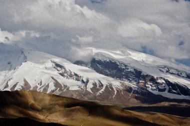 Kaşgar şehri yakınlarındaki Çin Pamir dağları. Orta Asya'da aktif yaşam, tırmanma, yürüyüş ve trekking için en iyi yer.