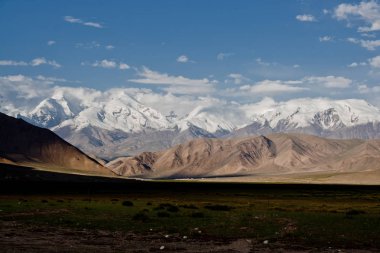 Kaşgar şehri yakınlarındaki Çin Pamir dağları. Orta Asya'da aktif yaşam, tırmanma, yürüyüş ve trekking için en iyi yer.