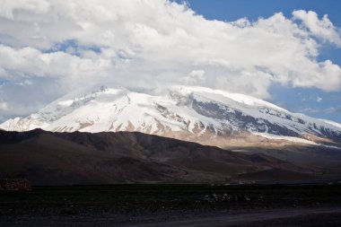 Kaşgar şehri yakınlarındaki Çin Pamir dağları. Orta Asya'da aktif yaşam, tırmanma, yürüyüş ve trekking için en iyi yer.