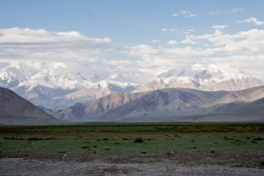 Kaşgar şehri yakınlarındaki Çin Pamir dağları. Orta Asya'da aktif yaşam, tırmanma, yürüyüş ve trekking için en iyi yer.