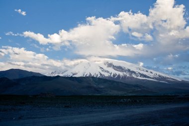 Kaşgar şehri yakınlarındaki Çin Pamir dağları. Orta Asya'da aktif yaşam, tırmanma, yürüyüş ve trekking için en iyi yer.