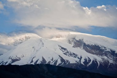 Kaşgar şehri yakınlarındaki Çin Pamir dağları. Orta Asya'da aktif yaşam, tırmanma, yürüyüş ve trekking için en iyi yer.