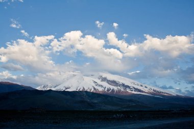 Kaşgar şehri yakınlarındaki Çin Pamir dağları. Orta Asya'da aktif yaşam, tırmanma, yürüyüş ve trekking için en iyi yer.