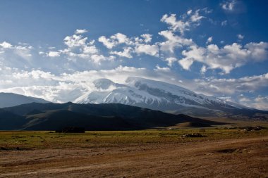 Kaşgar şehri yakınlarındaki Çin Pamir dağları. Orta Asya'da aktif yaşam, tırmanma, yürüyüş ve trekking için en iyi yer.