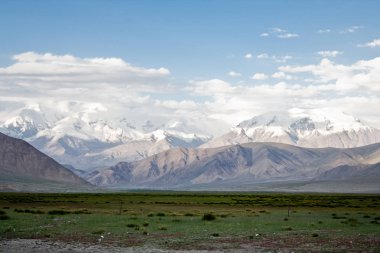 Kaşgar şehri yakınlarındaki Çin Pamir dağları. Orta Asya'da aktif yaşam, tırmanma, yürüyüş ve trekking için en iyi yer.