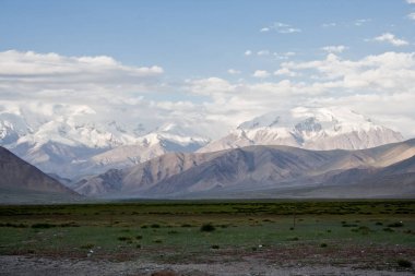 Kaşgar şehri yakınlarındaki Çin Pamir dağları. Orta Asya'da aktif yaşam, tırmanma, yürüyüş ve trekking için en iyi yer.
