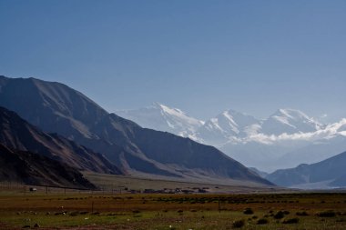 Kaşgar şehri yakınlarındaki Çin Pamir dağları. Orta Asya'da aktif yaşam, tırmanma, yürüyüş ve trekking için en iyi yer.