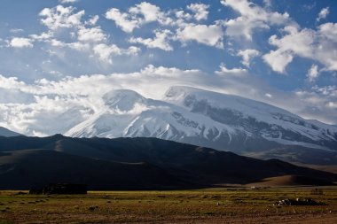 Kaşgar şehri yakınlarındaki Çin Pamir dağları. Orta Asya'da aktif yaşam, tırmanma, yürüyüş ve trekking için en iyi yer.