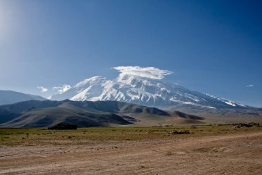 Kaşgar şehri yakınlarındaki Çin Pamir dağları. Orta Asya'da aktif yaşam, tırmanma, yürüyüş ve trekking için en iyi yer.