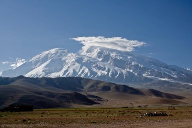 Kaşgar şehri yakınlarındaki Çin Pamir dağları. Orta Asya'da aktif yaşam, tırmanma, yürüyüş ve trekking için en iyi yer.