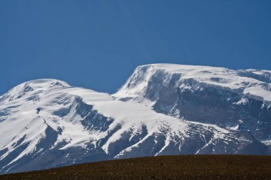 Kaşgar şehri yakınlarındaki Çin Pamir dağları. Orta Asya'da aktif yaşam, tırmanma, yürüyüş ve trekking için en iyi yer.